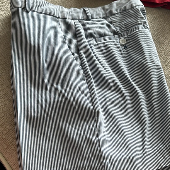 Banana Republic Seersucker 6” shorts - Picture 2 of 4